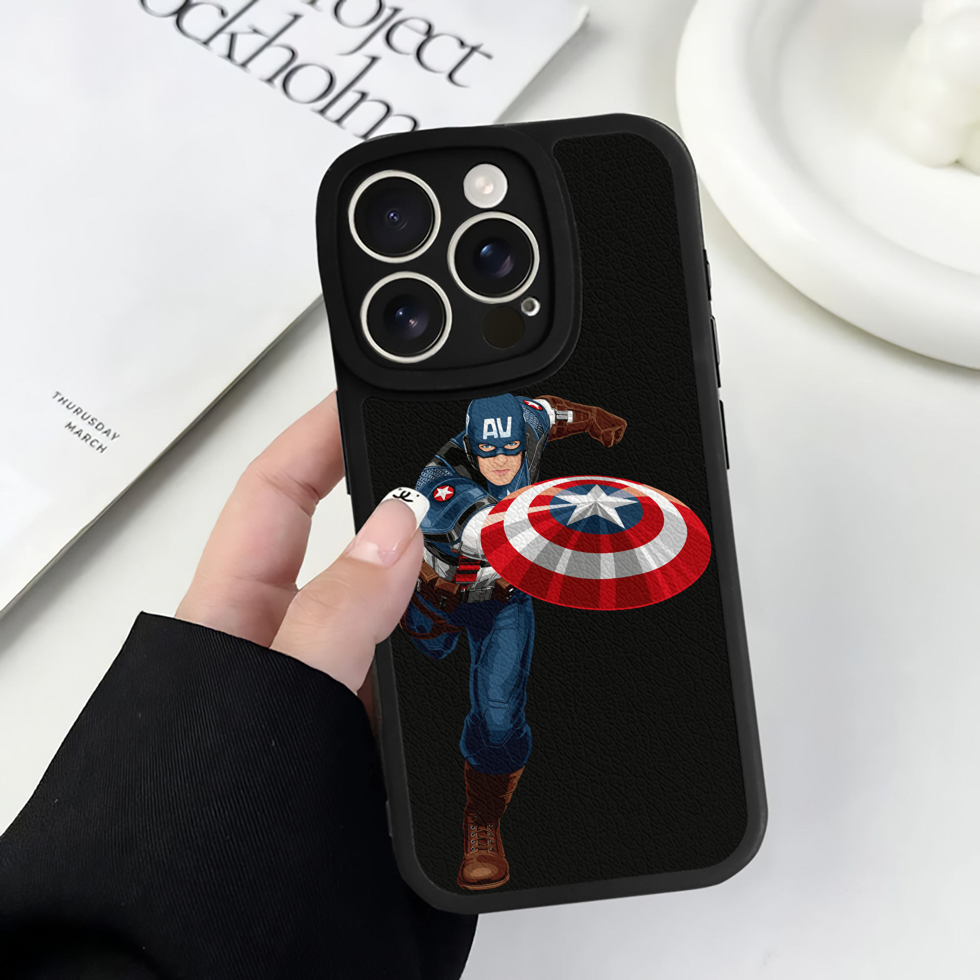 （画像用） アベンジャーズ The Avengers 【iPhone 16シリーズ対応】シリコンスマホケース（レザー調） 材質：シリコン